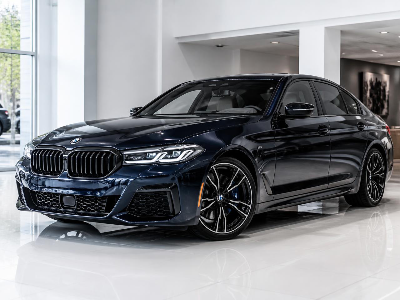 Dunkelblaue Premium-Limousine in einem hellen Showroom als Fahrzeugfilm-Referenz